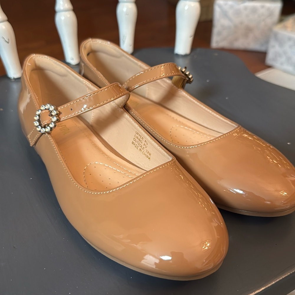 Tan patent Maryjanes - Picture 2 of 11